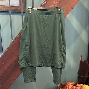 Snoga athletics fit snoga in dark green with capri leggings